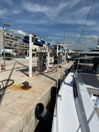 Segelboot beim tanken